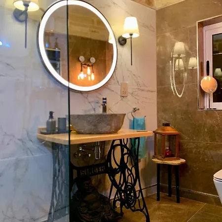 The Curiosities House - Artistic & Experiential Retreat *